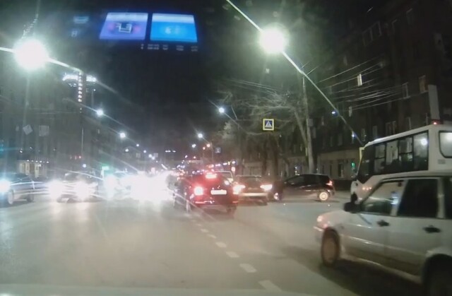 Три автомобиля столкнулись на перекрестке в Воронеже