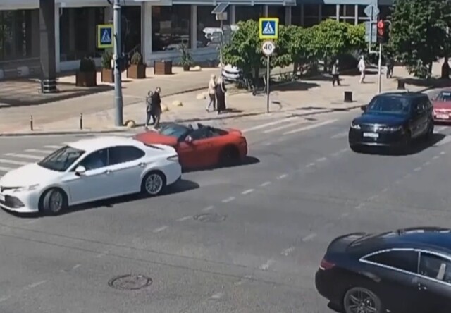 ДТП в Краснодаре: водитель седана при повороте не пропустил девушку на красном BMW 