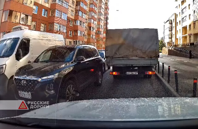 Кроссовер и грузовик не поделили дорогу на улице Стасовой в Петербурге