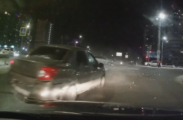 В Омске водитель проехал перекресток на красный и попал в ДТП
