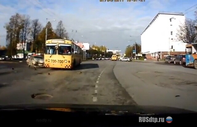 Не заметил троллейбус 