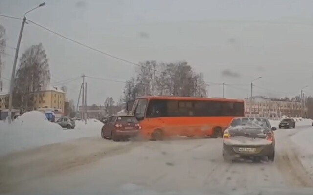 Авария на перекрестке в Ждановском: легковой автомобиль не пропустил автобус 