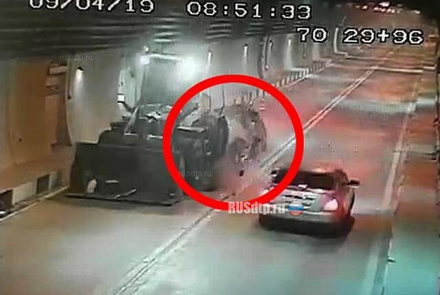 Камера запечатлела момент гибели двух человек в Рокском тоннеле 