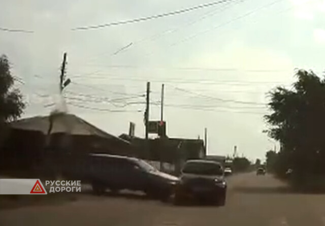 В Омске водитель проехал перекресток на красный и попал в ДТП