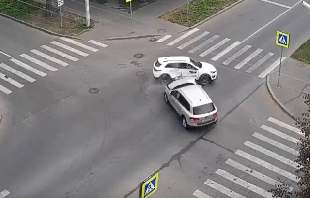 Два кроссовера столкнулись на перекрестке в Вологде