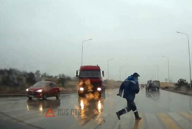 Грузовик не успел затормозить на Камышовом шоссе в Севастополе