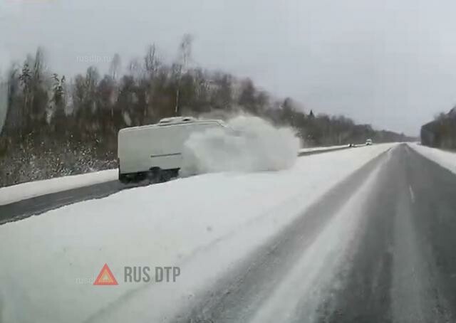 Фургон занесло на заснеженной трассе