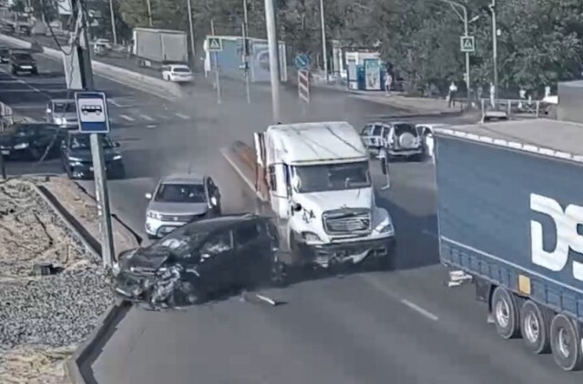 В Волгограде большегрузная фура смяла 7 автомобилей