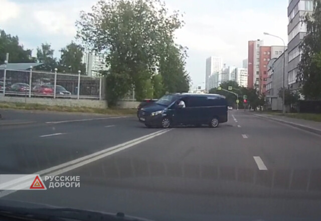 Легковой автомобиль не пропустил микроавтобус в Москве