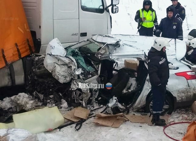 Двое погибли под встречной фурой в Татарстане 
