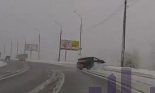 Автомобиль вылетел с Октябрьского моста в Красноярске 