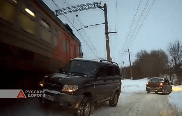 УАЗ столкнулся с поездом в Самарской области
