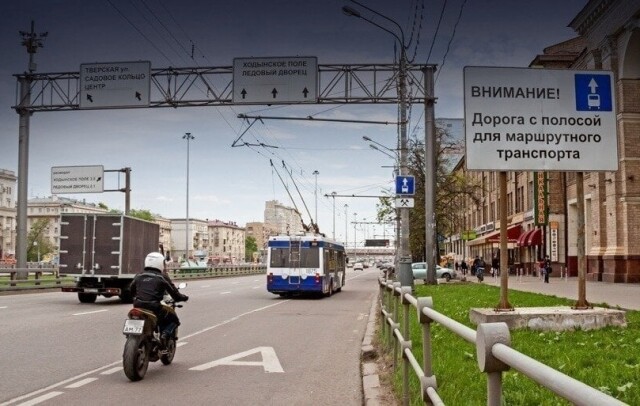 Мотоциклистам и инвалидам хотят разрешить передвигаться по выделенной полосе 