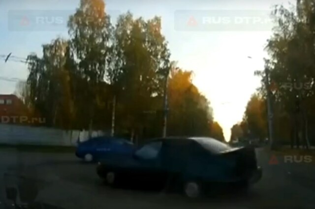 Три автомобиля столкнулись возле индустриального техникума в Ижевске