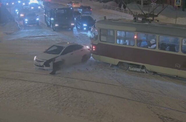 Легковой автомобиль и трамвай не поделили перекресток в Екатеринбурге