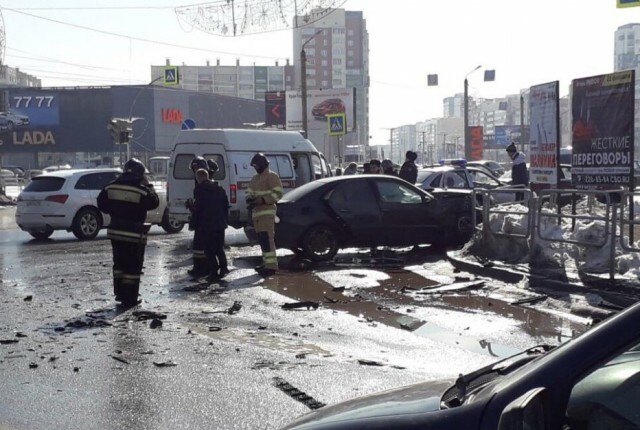 Два автомобиля столкнулись на Братьев Кашириных в Челябинске 