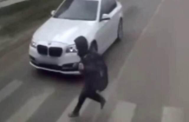 В Краснодаре водитель автомобиля BMW отвлекся на телефон и наехал на школьника 