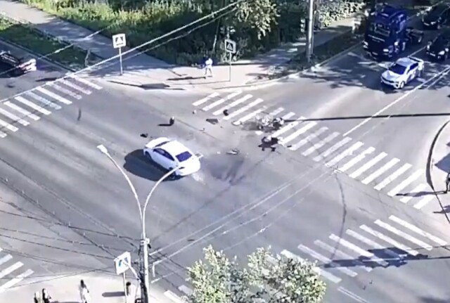 Легковой автомобиль и мотоцикл столкнулись на перекрестке в Вологде 