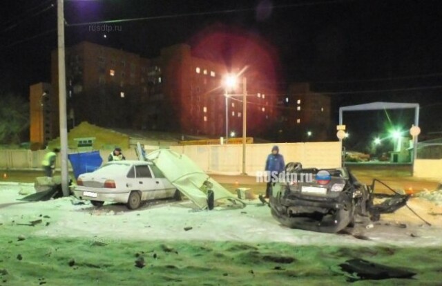 В Омске автомобиль врезался в остановку. Трое погибли 