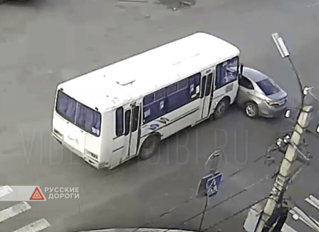 Легковой автомобиль не проскочил перед автобусом в Бийске