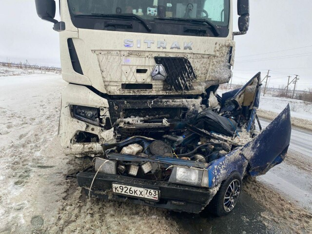 Фура с шампанским смяла легковой автомобиль под Самарой 