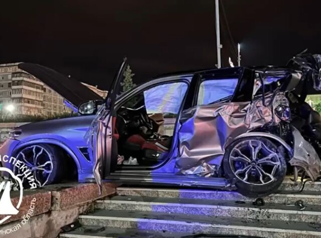 В Магнитогорске лихач на BMW сбил девушку и врезался в крыльцо здания администрации 
