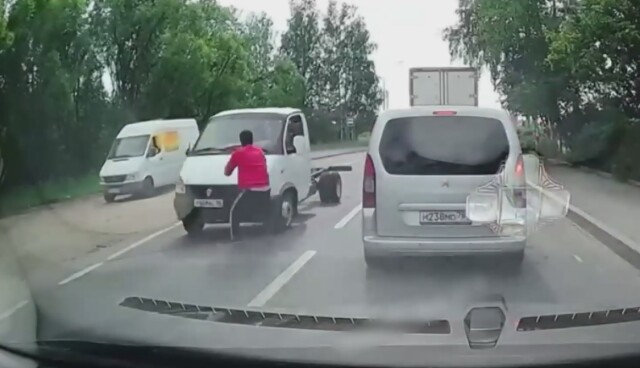 В Новосибирске пешеход перебегал дорогу в неположенном месте и попал под «Газель»