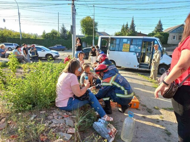 В Саратове маршрутка столкнулась с двумя грузовиками 