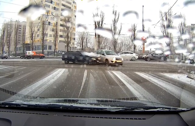 «Лада Гранта» и ВАЗ-2114 столкнулись на перекрестке в Воронеже