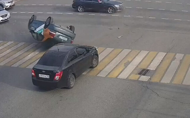 В Казани девушка на каршеринговом авто протаранила «Мерседес» 