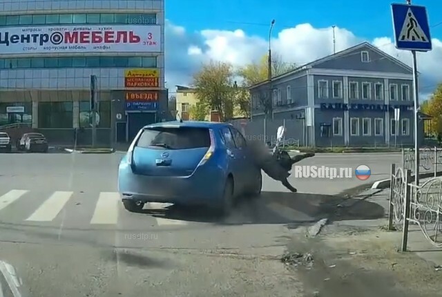 В Иванове «Nissan» сбил девушку на пешеходном переходе. ВИДЕО