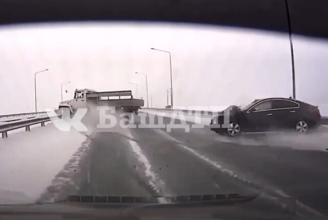 Грузовик и легковой автомобиль столкнулись на автодороге Стерлитамак — Уфа