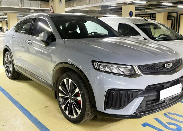 Владелец Geely отсудил у автодилера 45 миллионов за неисправную беспроводную зарядку в машине 