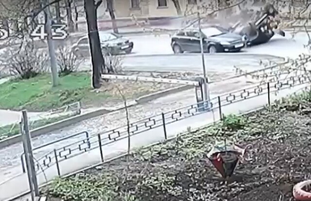 В Кирове «Нива» влетела в два стоящих автомобиля и перевернулась на крышу 