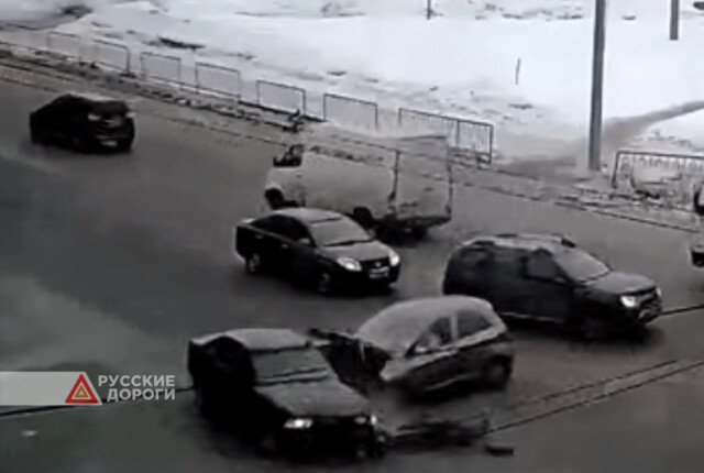 Два автомобиля не поделили перекресток на улице Рогозерской в Мурманске 