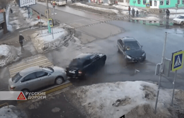 Три автомобиля столкнулись на перекрестке в Узловой 