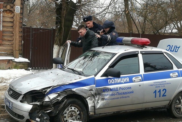 В Павловском Посаде пьяный водитель врезался в машину ДПС 