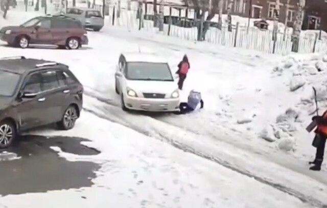 В Кемеровской области девочка упала под колеса автомобиля: водитель не остановился и уехал