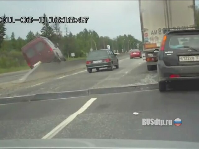 Запрыгнул на отбойник 