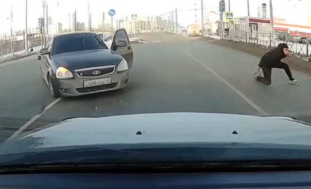 В Омске водителя выбросило из машины во время ДТП