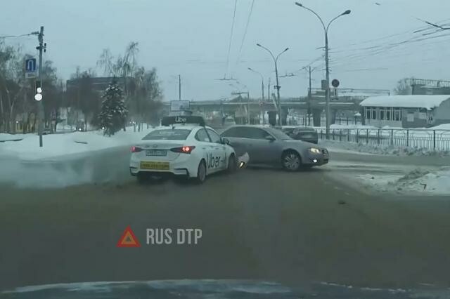 Audi не проскочил перед такси в Новосибирске