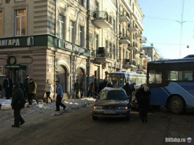 В центре Владивостока автобус столкнулся с 9-ю автомобилями 