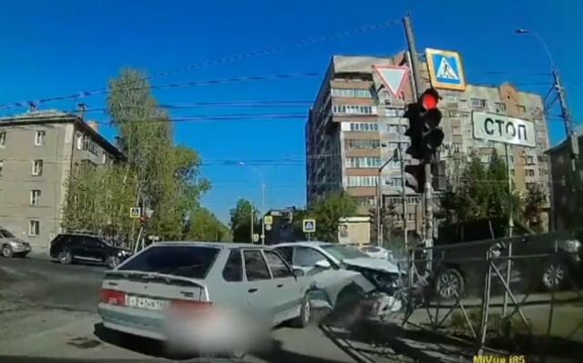 Нарушил и получил удар в бампер: три автомобиля столкнулись на перекрестке в Новосибирске