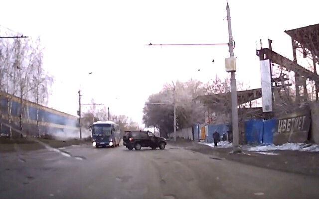 УАЗ «Патриот» занесло на скользкой дороге в Новосибирске
