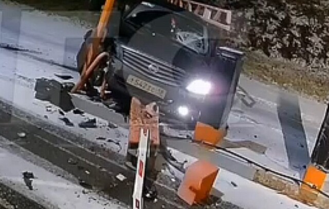 Infiniti занесло на скользкой дороге при въезде в Чекерил в Удмуртии 