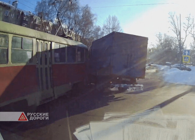 «Газель» столкнулась с трамваем в Нижнем Новгороде