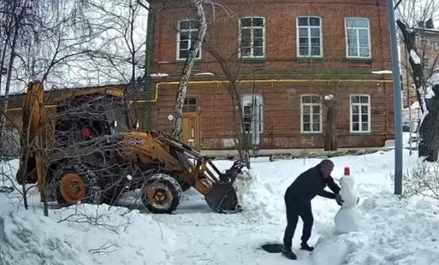 В Оренбурге водитель снегоуборочной техники «спас» снеговика