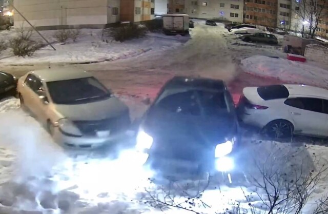 «Потерял сознание за рулем»: «Шевроле» врезался в жилой дом в Красном Селе 