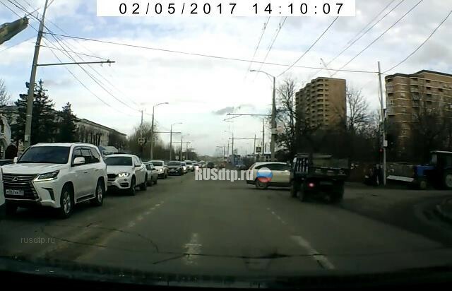 В Краснодаре в результате ДТП автомобиль едва не сбил пешеходов