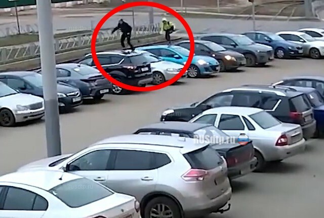 В Ярославле подростки прыгали по крышам автомобилей